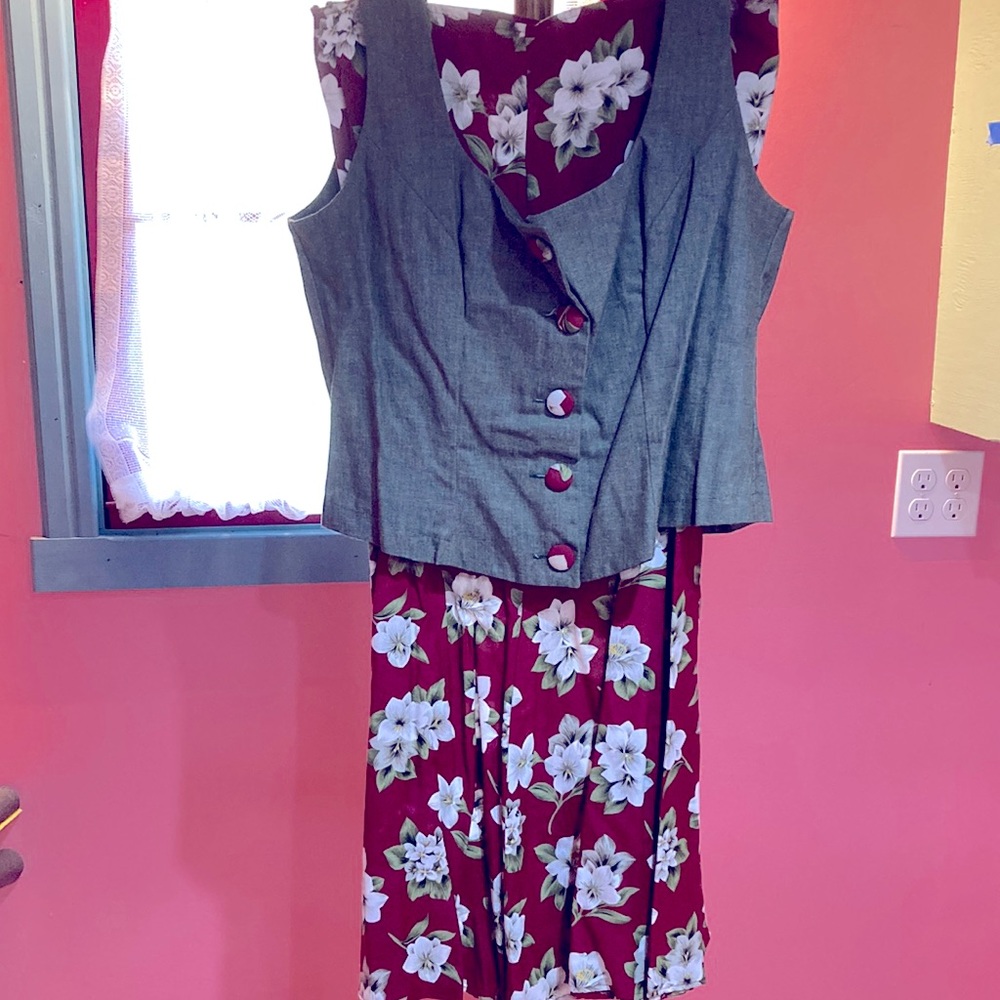Texas Outriggers, Dogwood Skirt Set. Size M Skirt with Green Top Size L